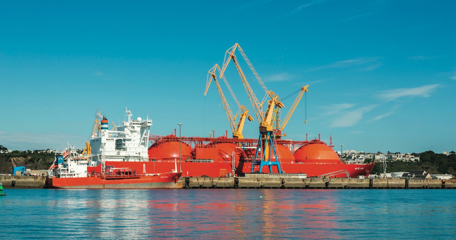 méthanier en cale au port de commerce de Brest